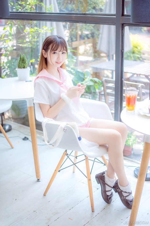 “若是招降张任的话，我倒有一计。”法正坐在庞统身侧，想了想，突然微笑道。