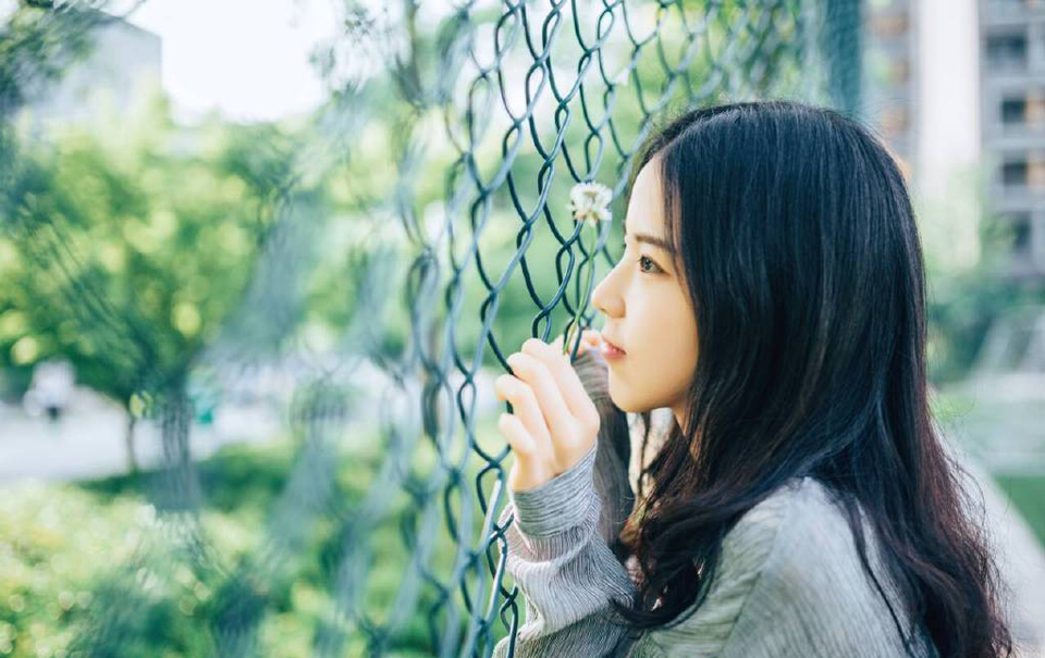 “士元性情孤傲，这等攻心之策，他使不来的！”诸葛亮摇头苦笑道：“有此人在，想要算计士元，难！”